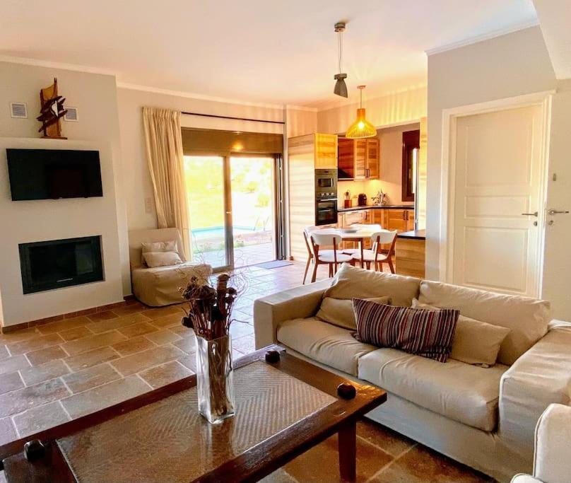 Апартаменти Summer House With A Pool Near Sea, Port & Airport Рафіна Екстер'єр фото